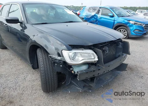 2018 Chrysler 300 Touring L Awd z USA, uszkodzony, nr VIN 2C3CCARG4JH229020